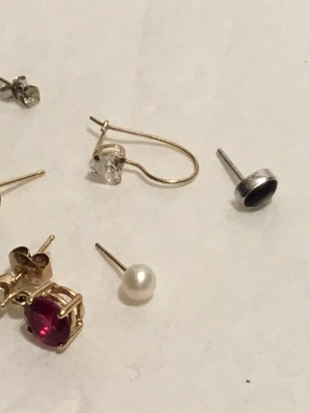Lot of 14 lovely 14k gold earrings - mostly single stud earrings - Picture 12 of 16